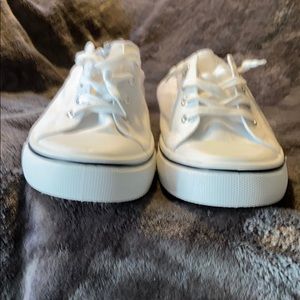 White casual sneaker